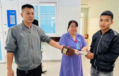 Nhân viên y tế trả lại ví chứa tiền và giấy tờ cho bệnh nhân đánh rơi